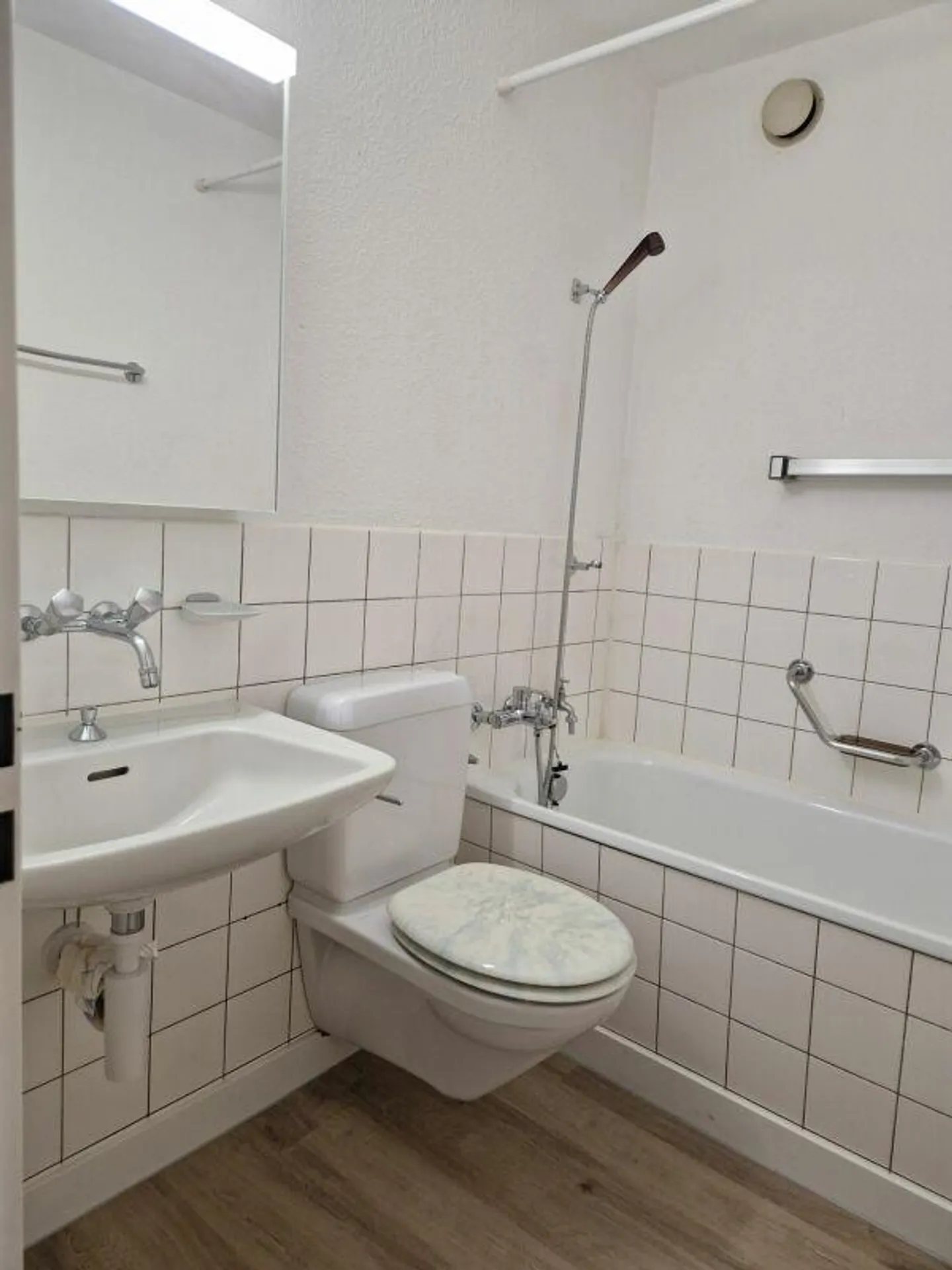 Apartment with sunny view seeks single! - Photo 4 of 7