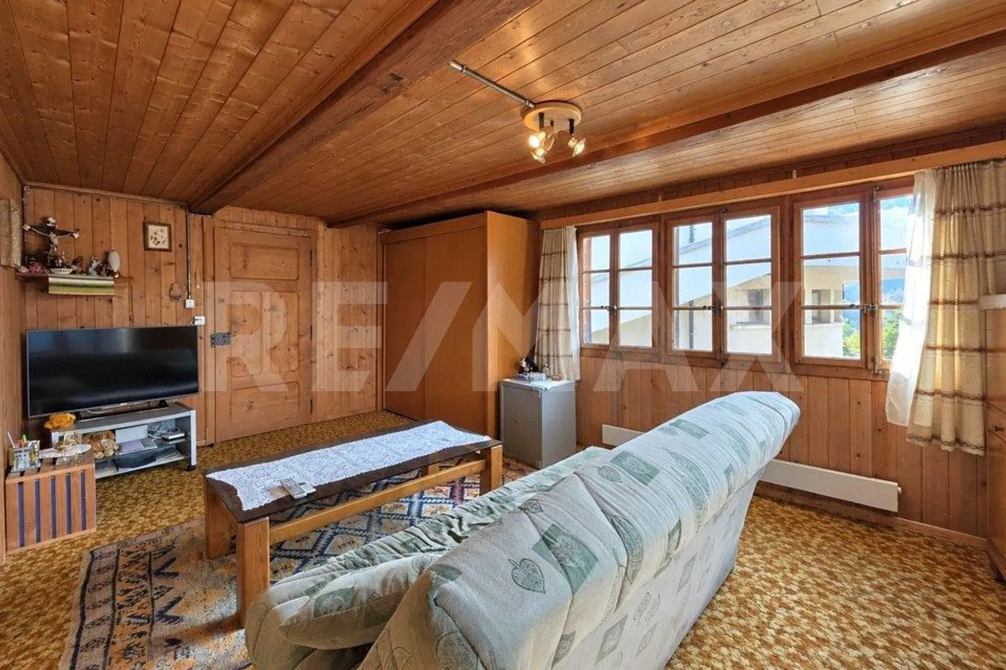 Charming 2.5 Room Period Apartment in the Village Center of Albinen - Photo 4 of 13