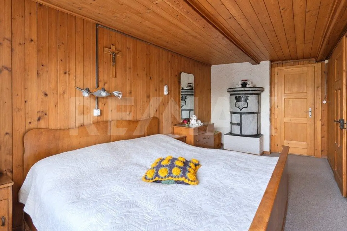Charming 2.5 Room Period Apartment in the Village Center of Albinen - Photo 6 of 13