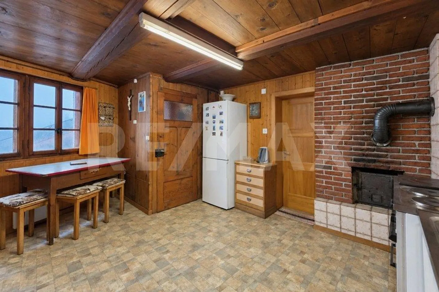 Charming 2.5 Room Period Apartment in the Village Center of Albinen - Photo 8 of 13