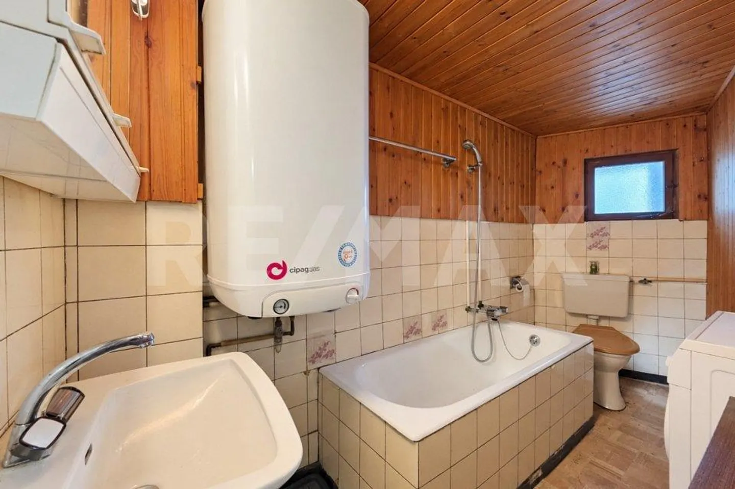 Charming 2.5 Room Period Apartment in the Village Center of Albinen - Photo 9 of 13