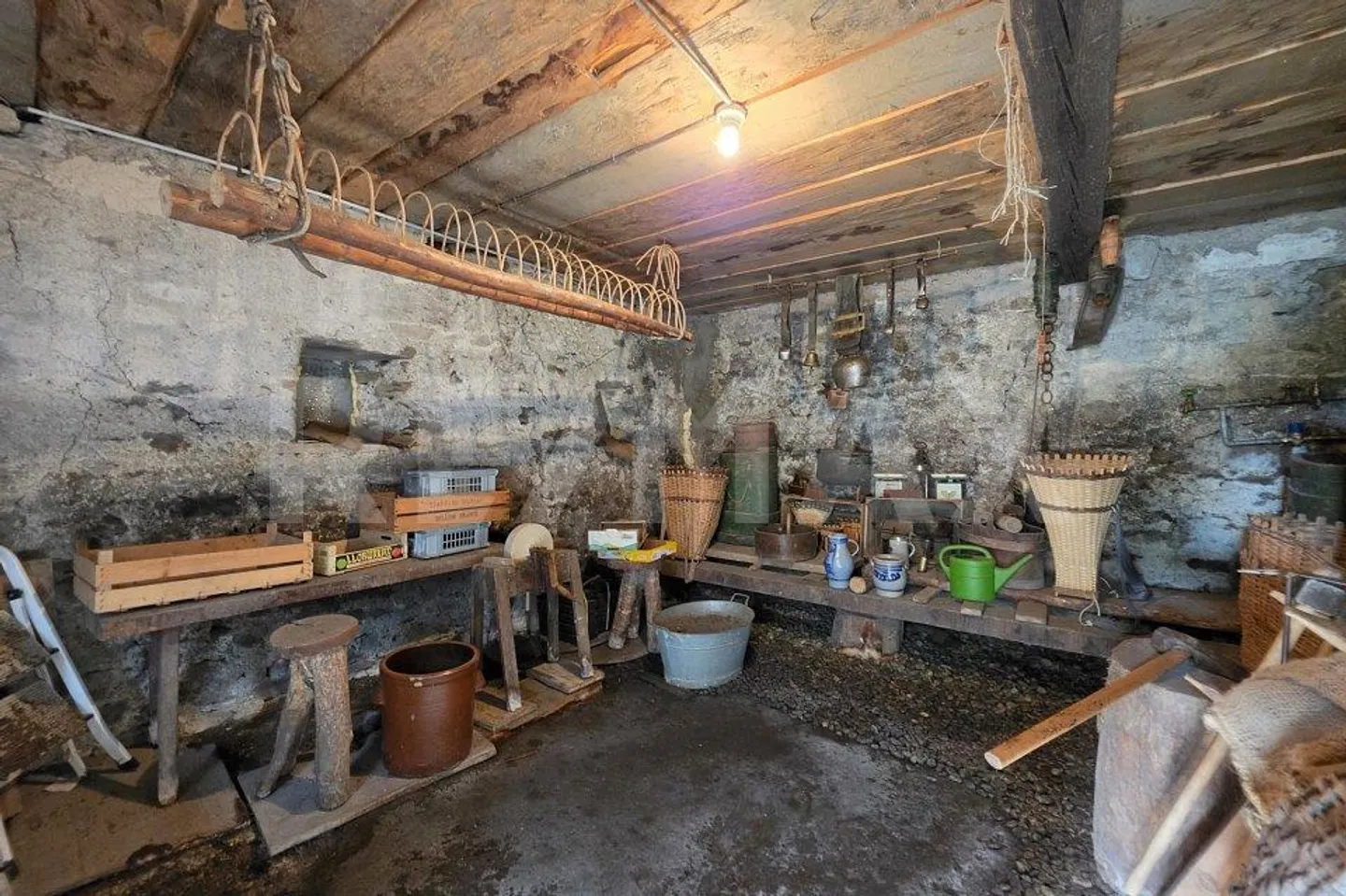 Charming 2.5 Room Period Apartment in the Village Center of Albinen - Photo 11 of 13
