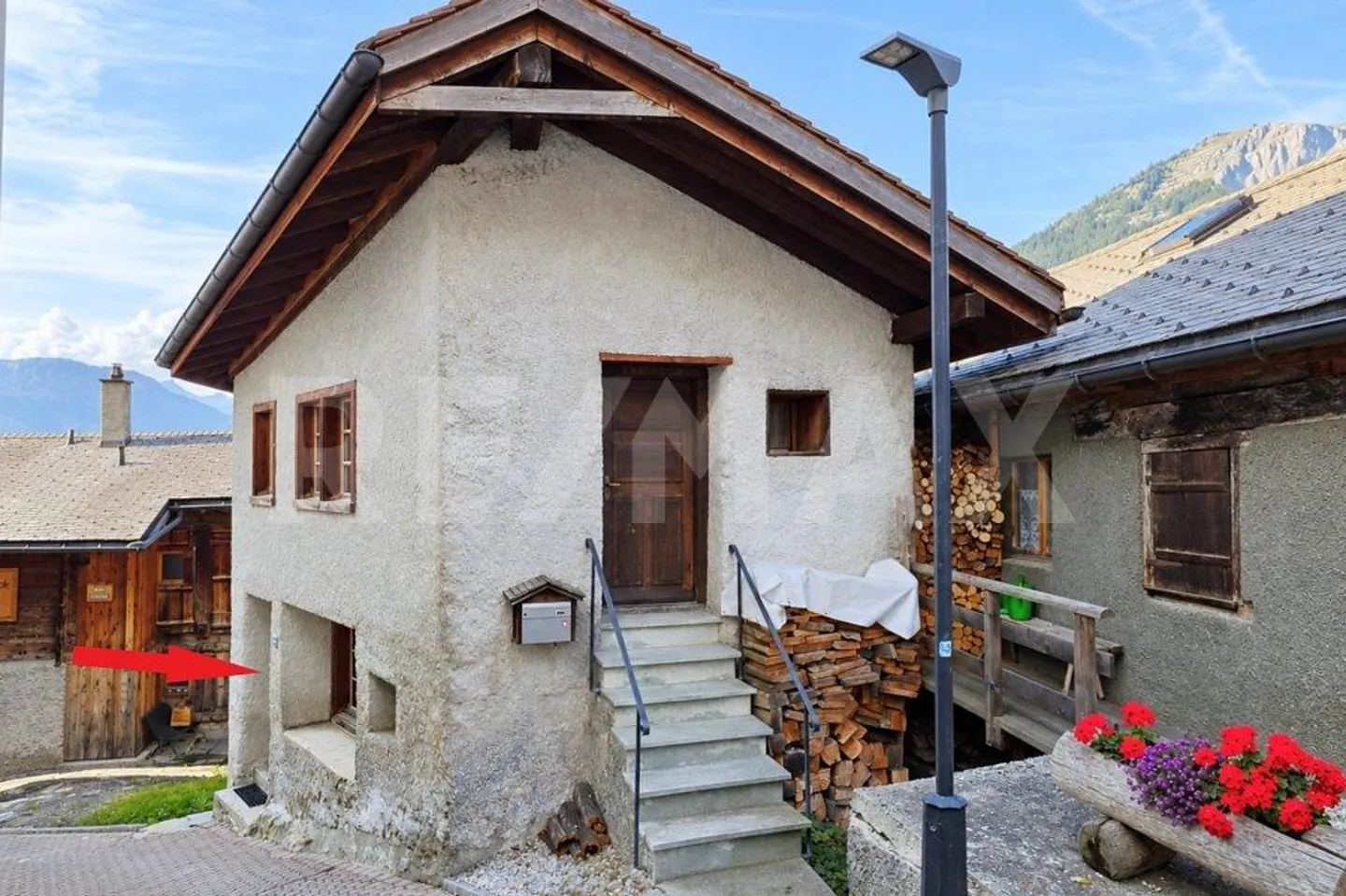Charming 2.5 Room Period Apartment in the Village Center of Albinen - Photo 13 of 13