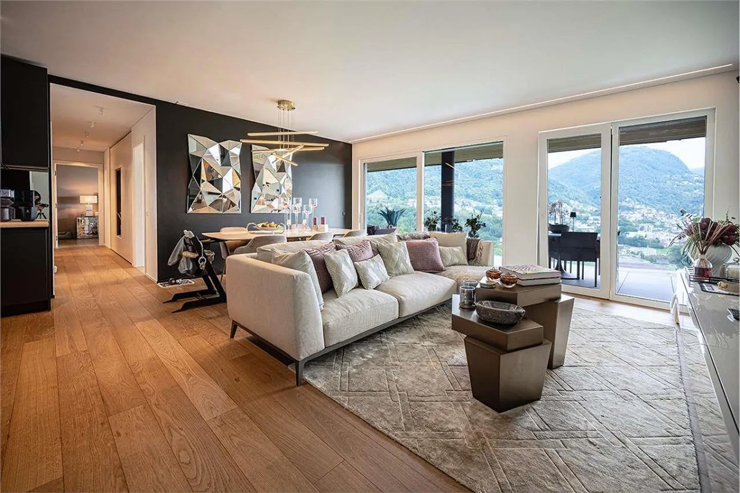 Elegant 3.5-Room Apartment with Lake View - Photo 4 of 13