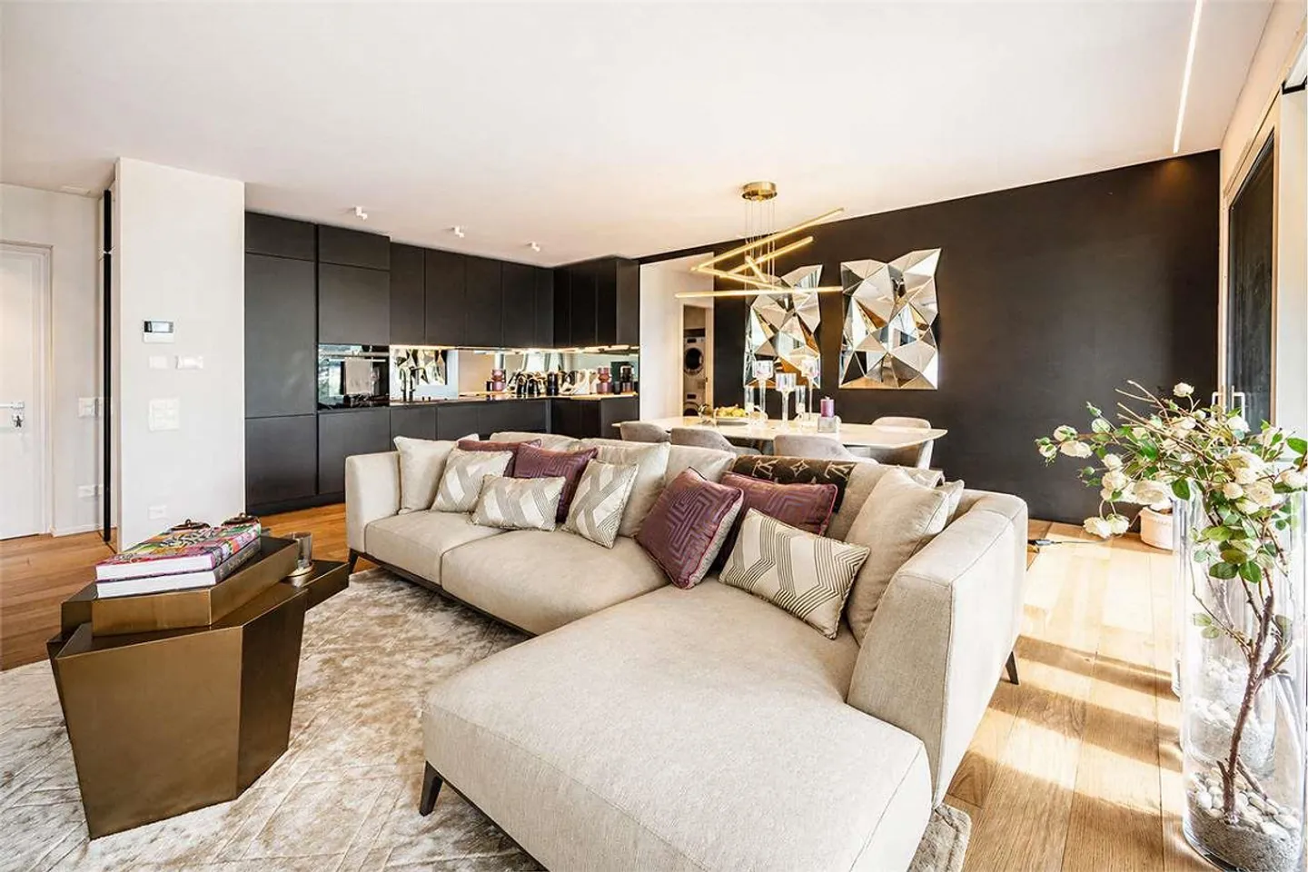 Elegant 3.5-Room Apartment with Lake View - Photo 6 of 13