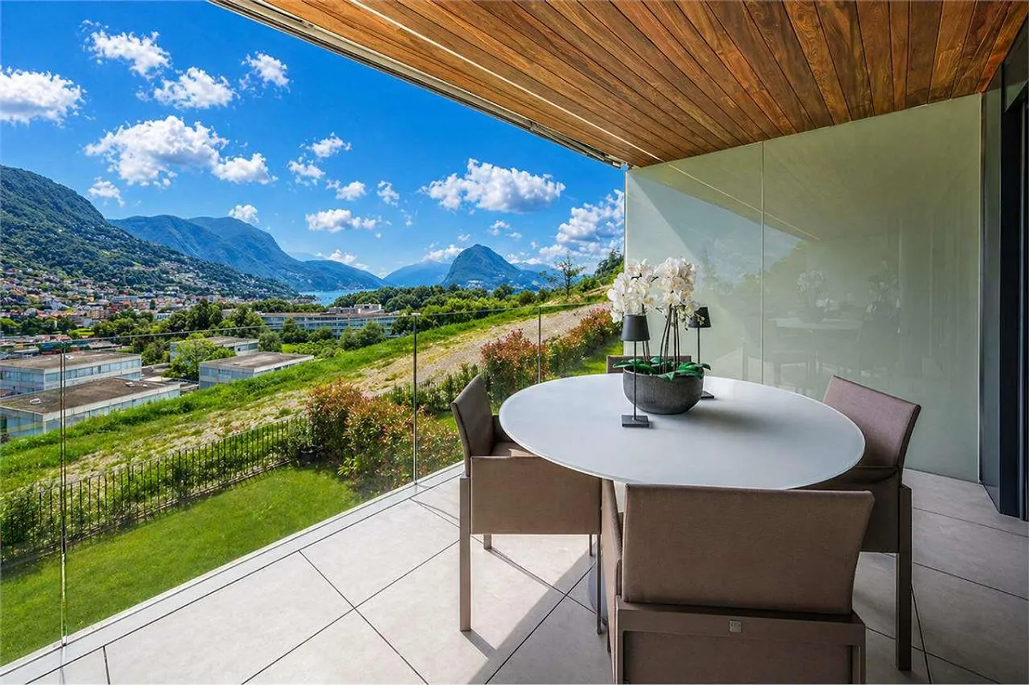 Elegant 3.5-Room Apartment with Lake View - Photo 8 of 13