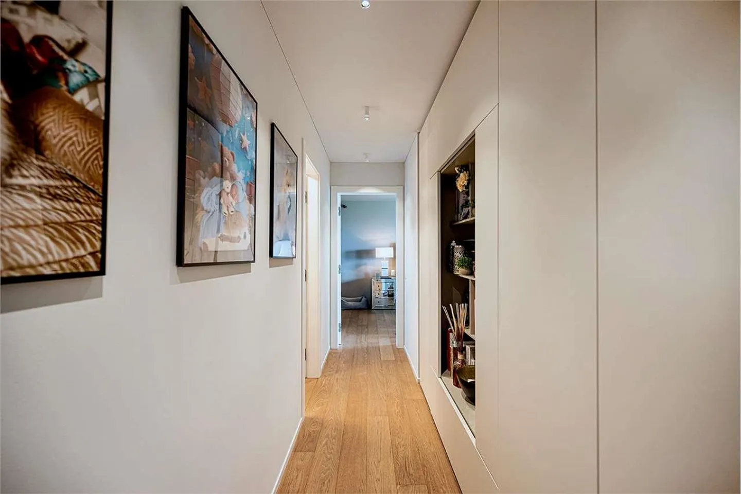 Elegant 3.5-Room Apartment with Lake View - Photo 9 of 13