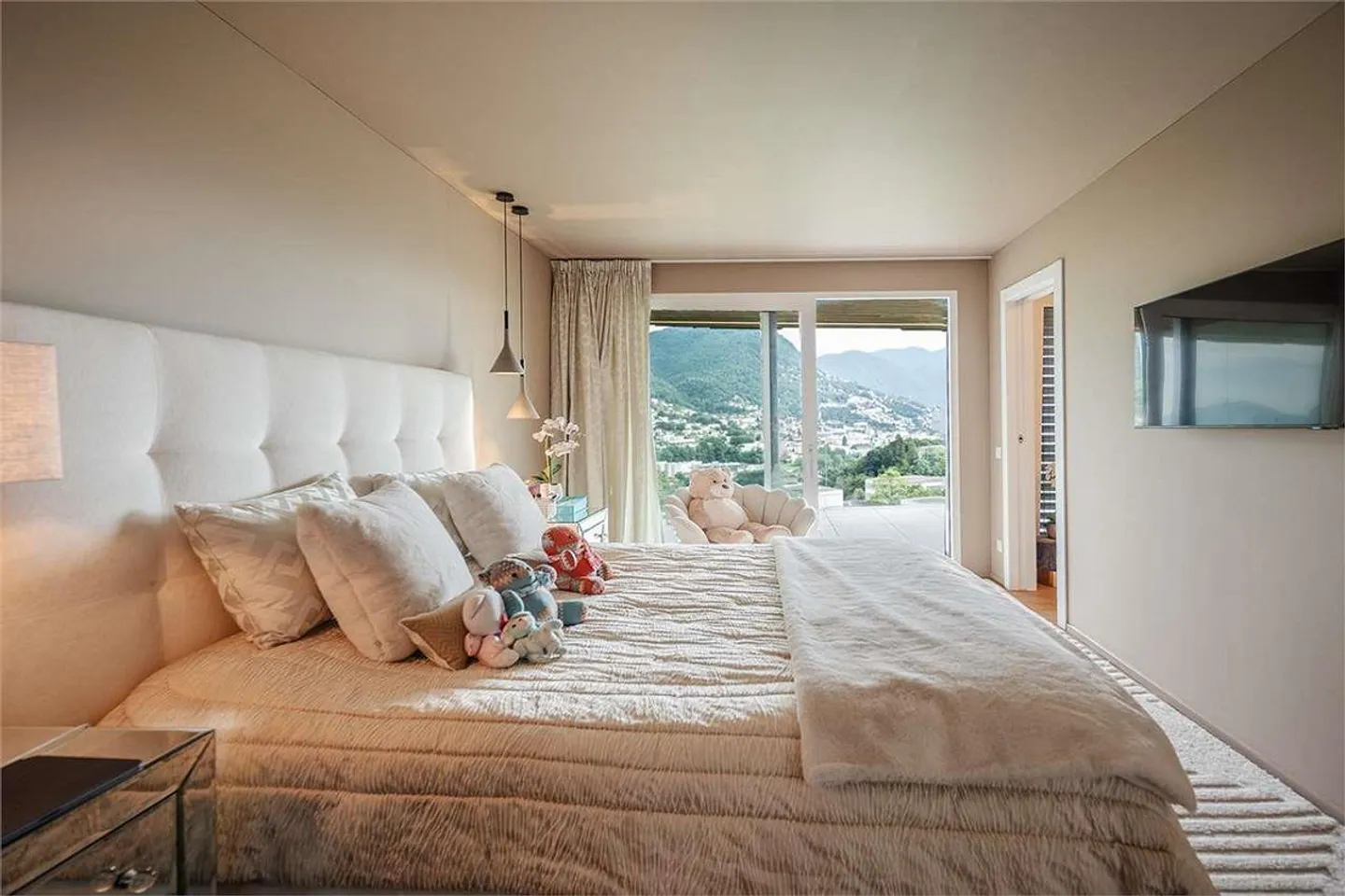 Elegant 3.5-Room Apartment with Lake View - Photo 11 of 13