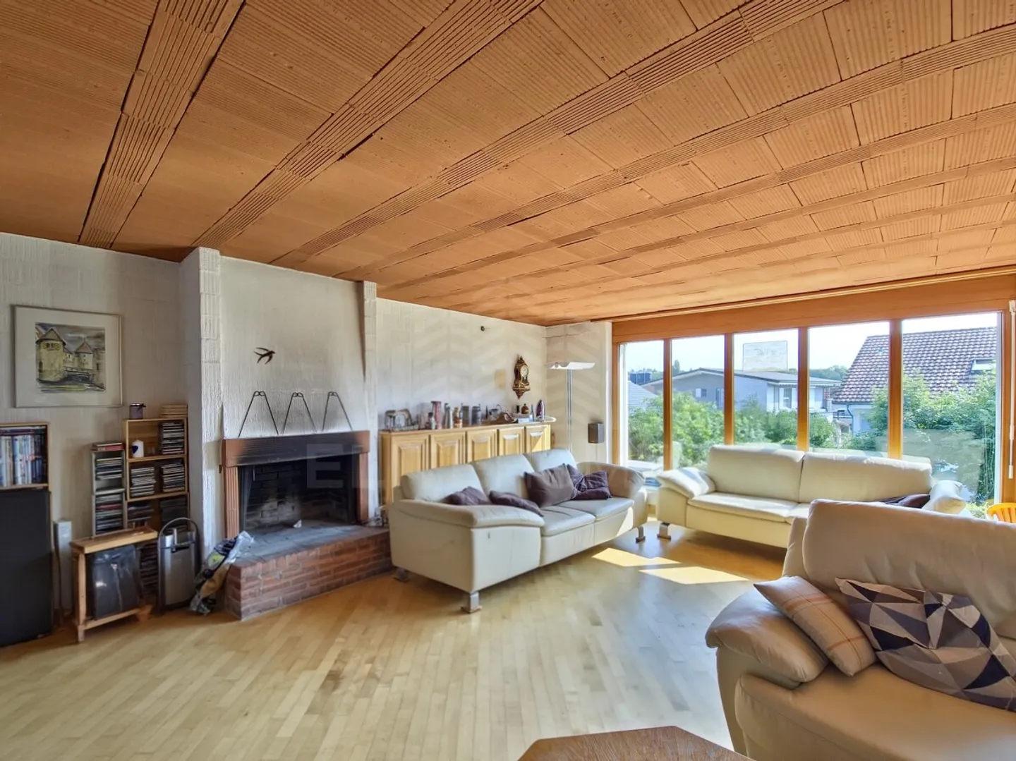 SPACIOUS SINGLE-FAMILY HOUSE WITH GREAT POTENTIAL - Photo 3 of 6