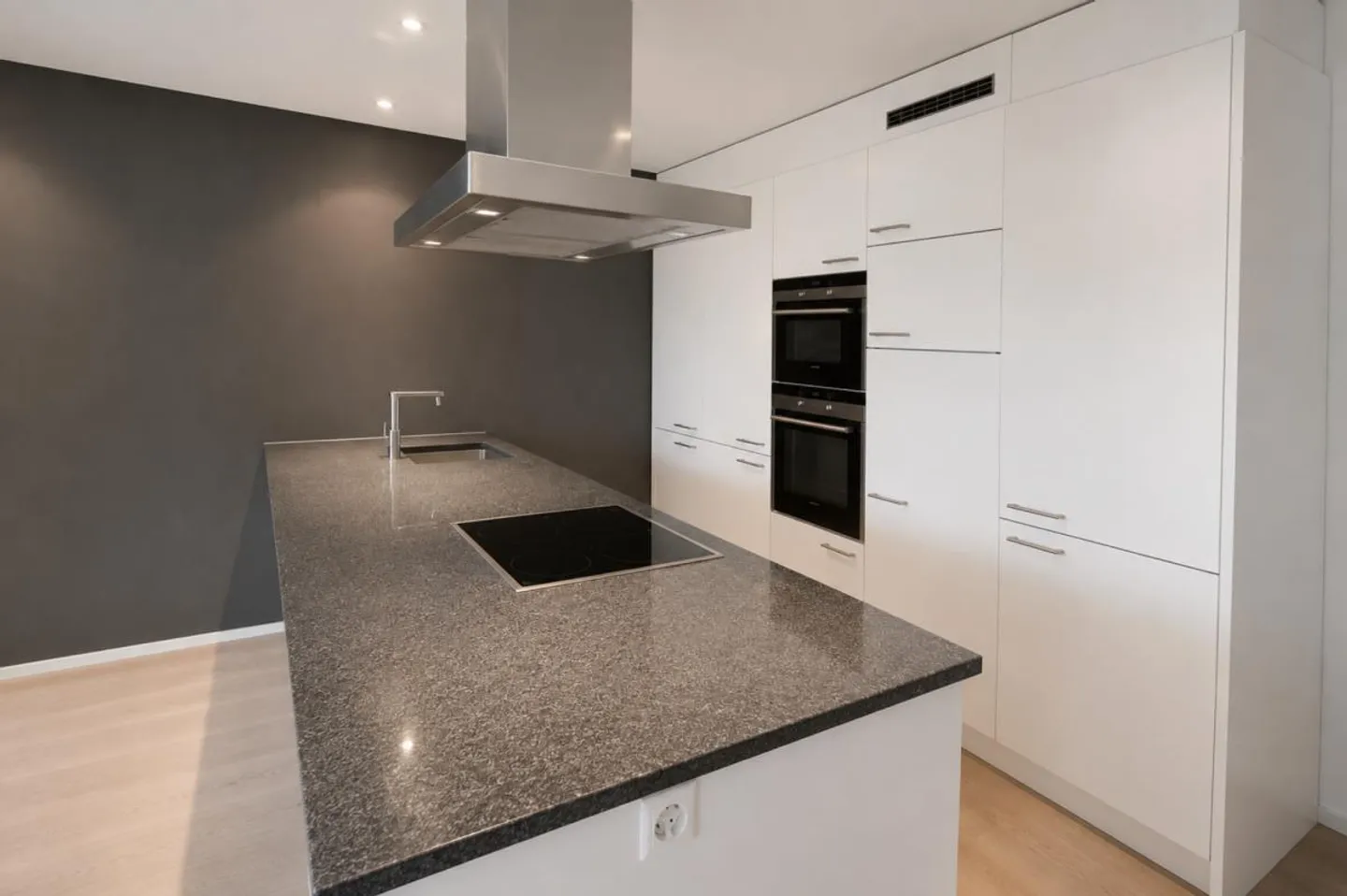 Quiet Ground Floor Apartment - Photo 5 of 9