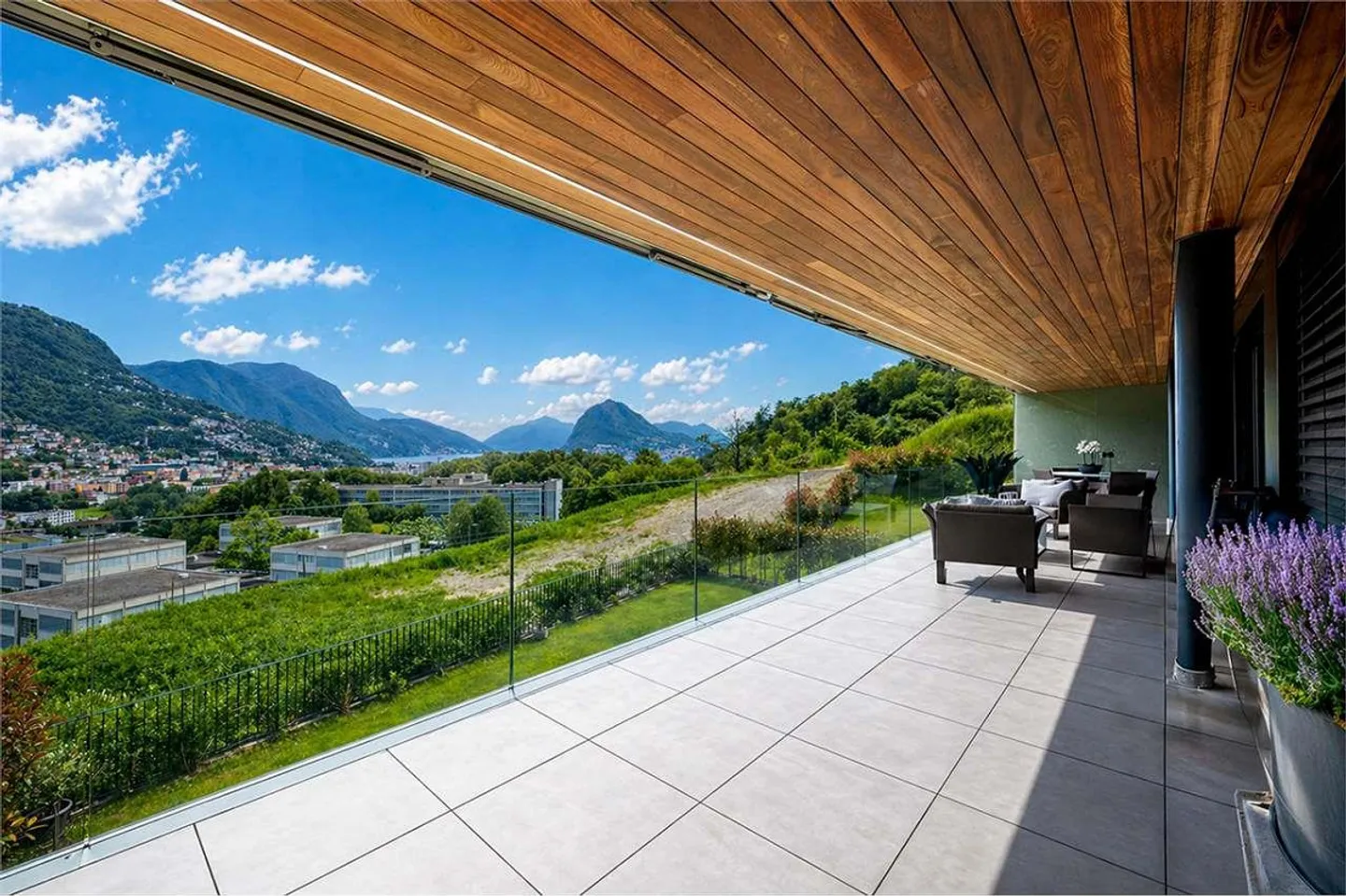 Elegant 3.5-Room Apartment with Lake View - Photo 3 of 13