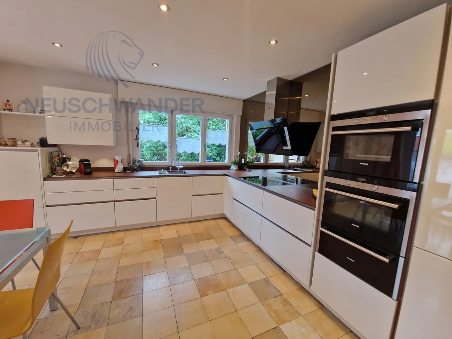 In the heart of the city at the end of a dead-end street 2,085 m² of land - Photo 8 of 21