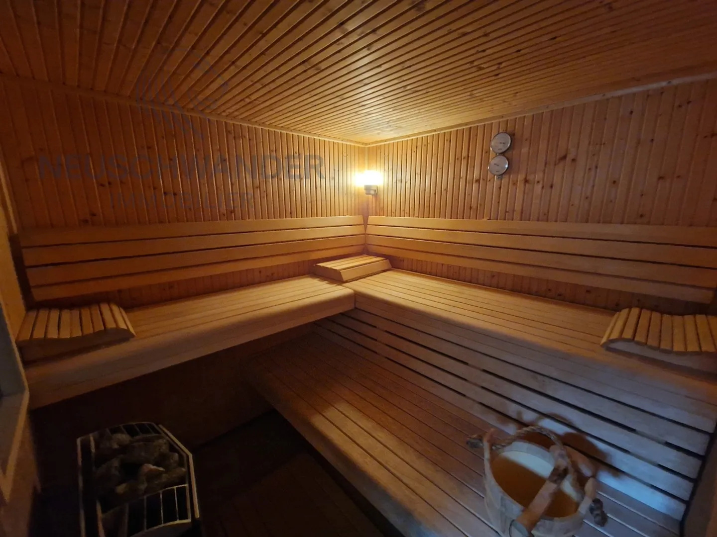 In the heart of the city at the end of a dead-end street 2,085 m² of land - Photo 17 of 21