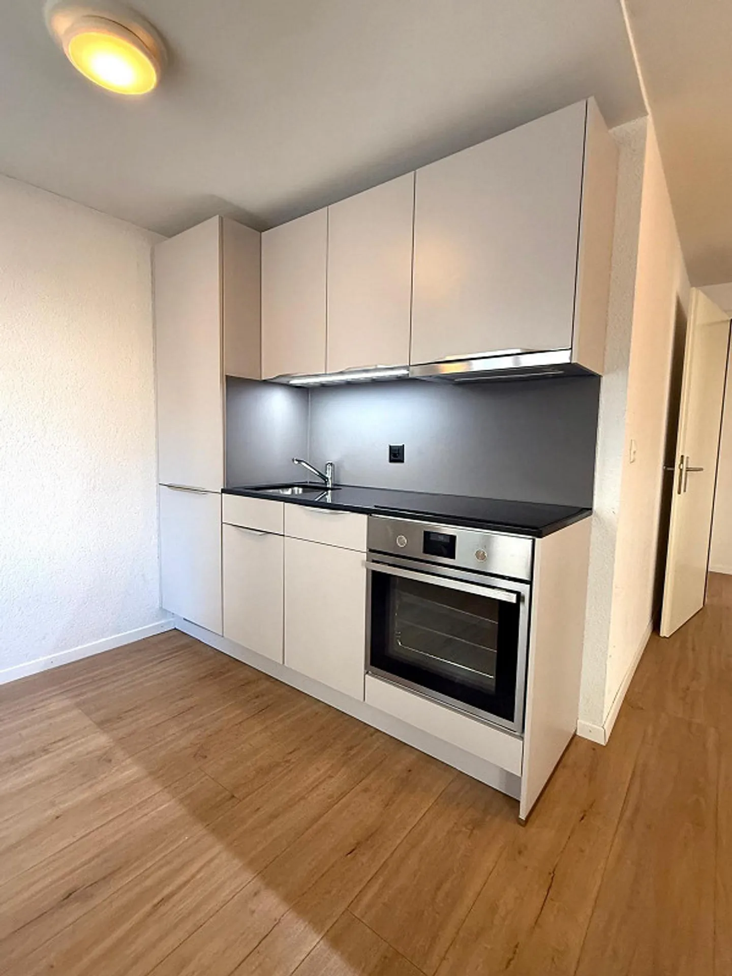 Appartamento 2½ camere affascinante in posizione centrale a Brunnen - Foto 2 di 9