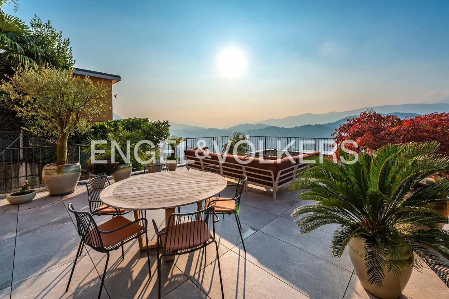 Prestigious corner townhouse villa with terrace and lake view - Photo 2 of 15