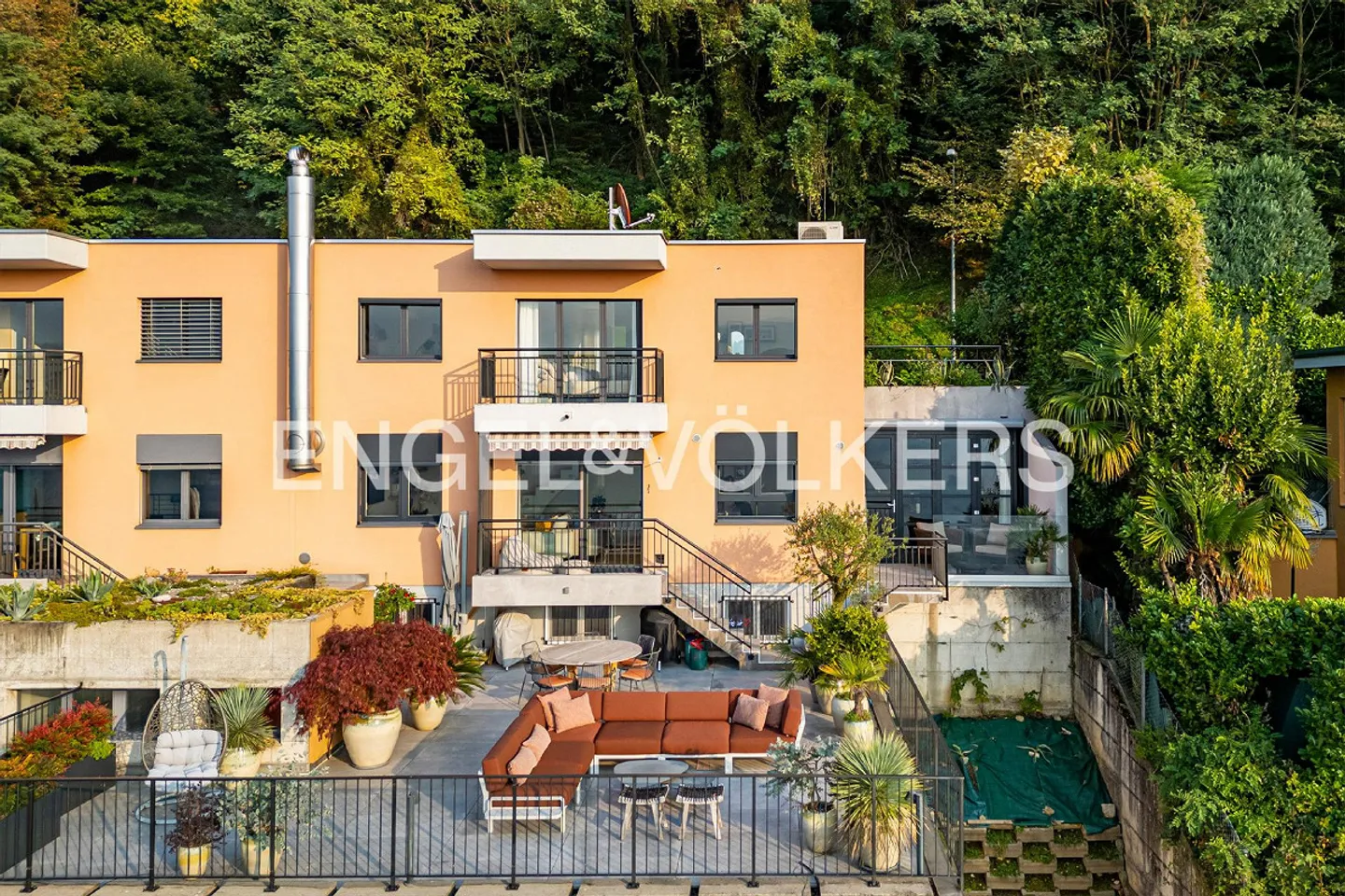 Prestigious corner townhouse villa with terrace and lake view - Photo 3 of 15