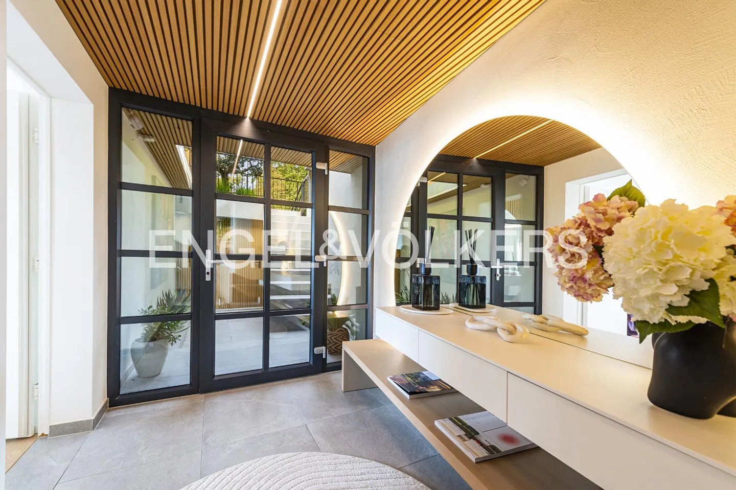 Prestigious corner townhouse villa with terrace and lake view - Photo 4 of 15