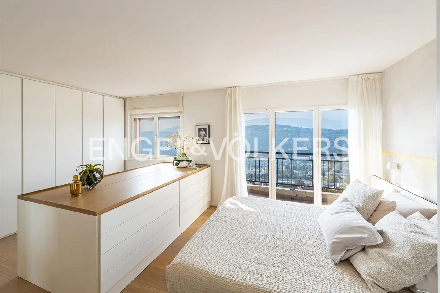 Prestigious corner townhouse villa with terrace and lake view - Photo 11 of 15