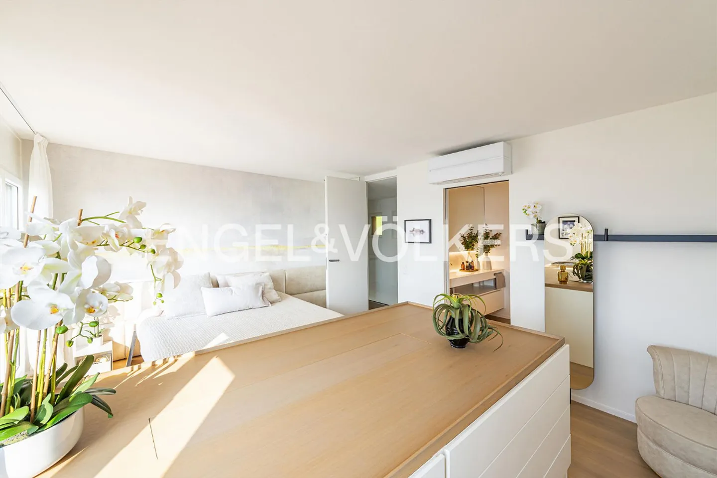 Prestigious corner townhouse villa with terrace and lake view - Photo 12 of 15