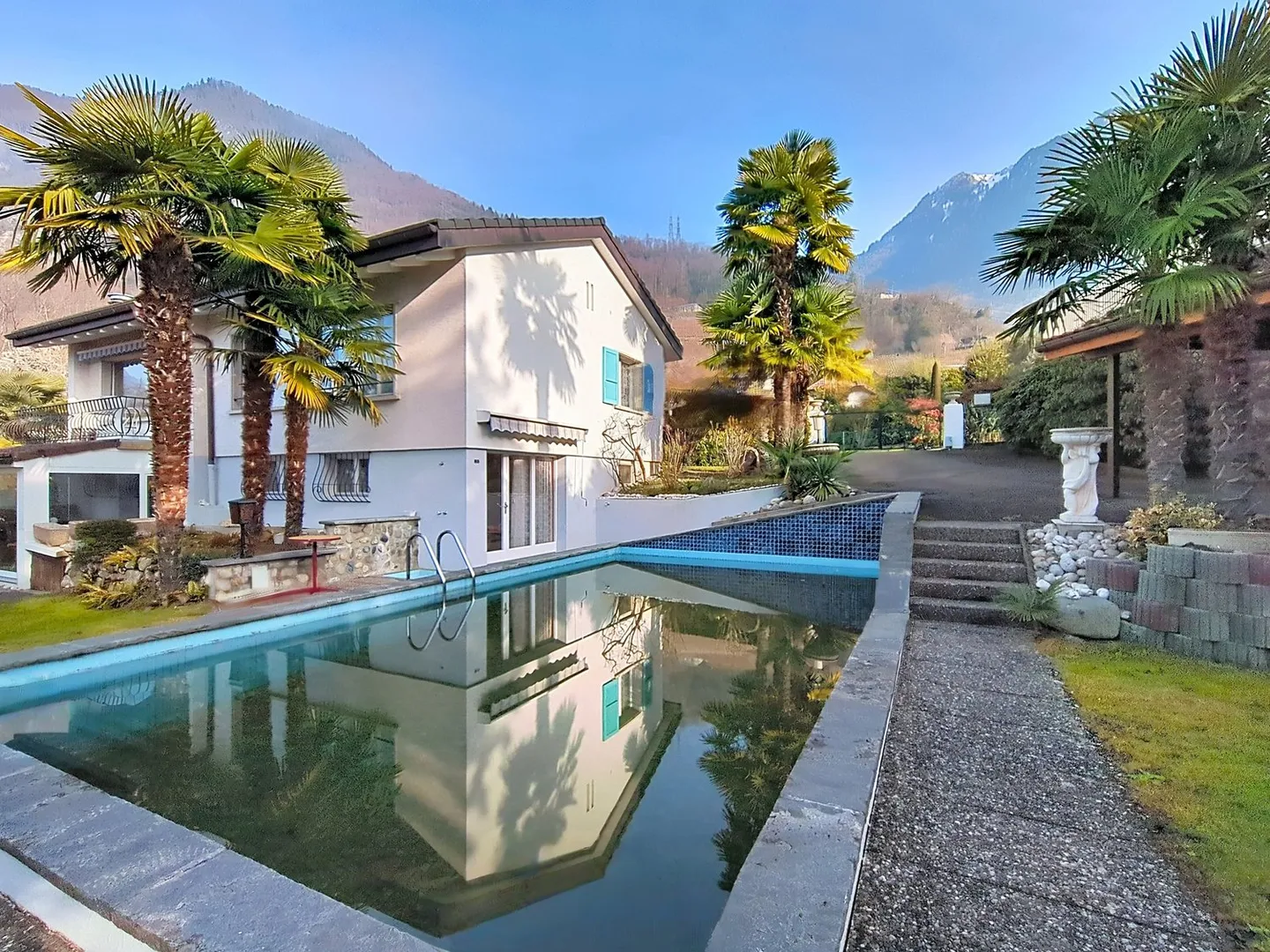 Exklusiv! Einzelvilla mit 7 Zimmern, Garten, Pool und Blick auf den See und die Berge - Foto 1 von 16