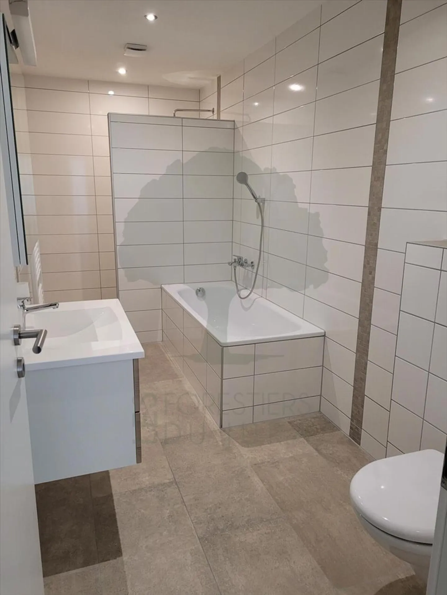 Residential building - Photo 12 of 13