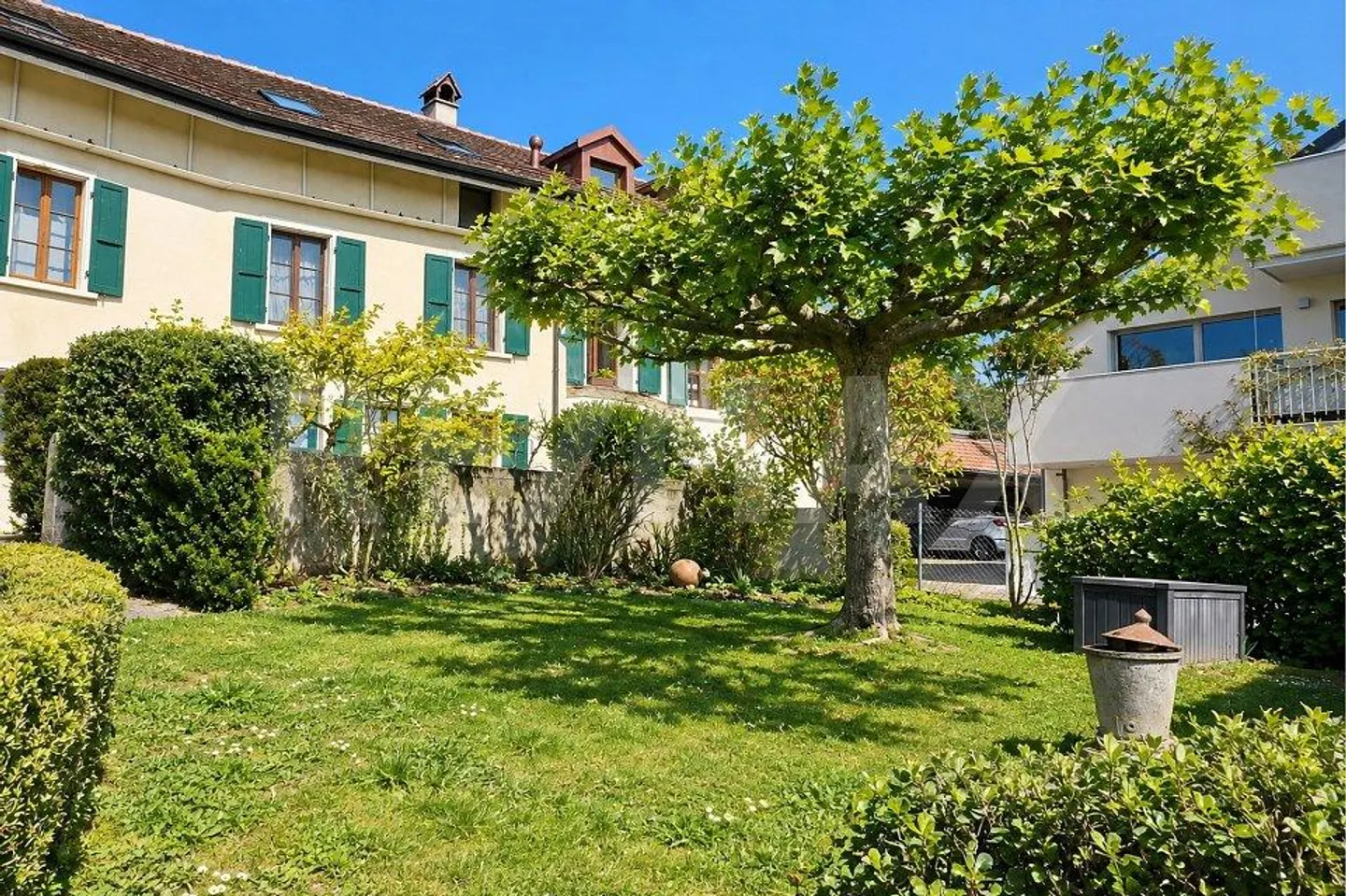 Between Vineyards and Lake Geneva: 273 m² Village House - Photo 1 of 13