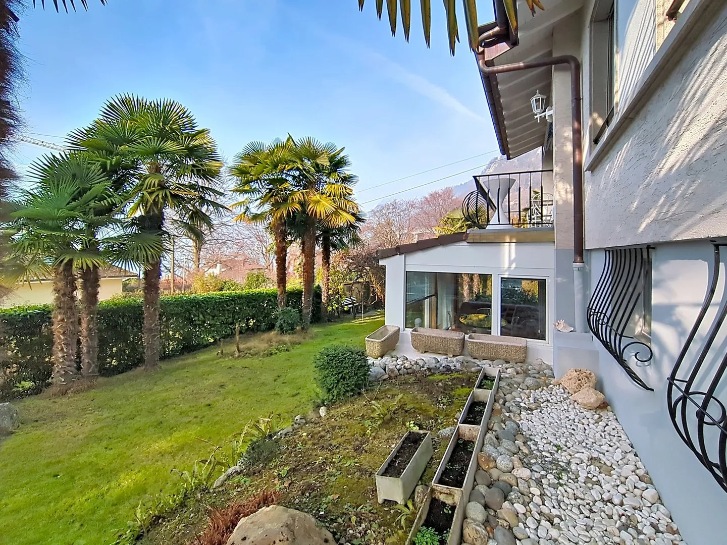 Exklusiv! Einzelvilla mit 7 Zimmern, Garten, Pool und Blick auf den See und die Berge - Foto 2 von 16