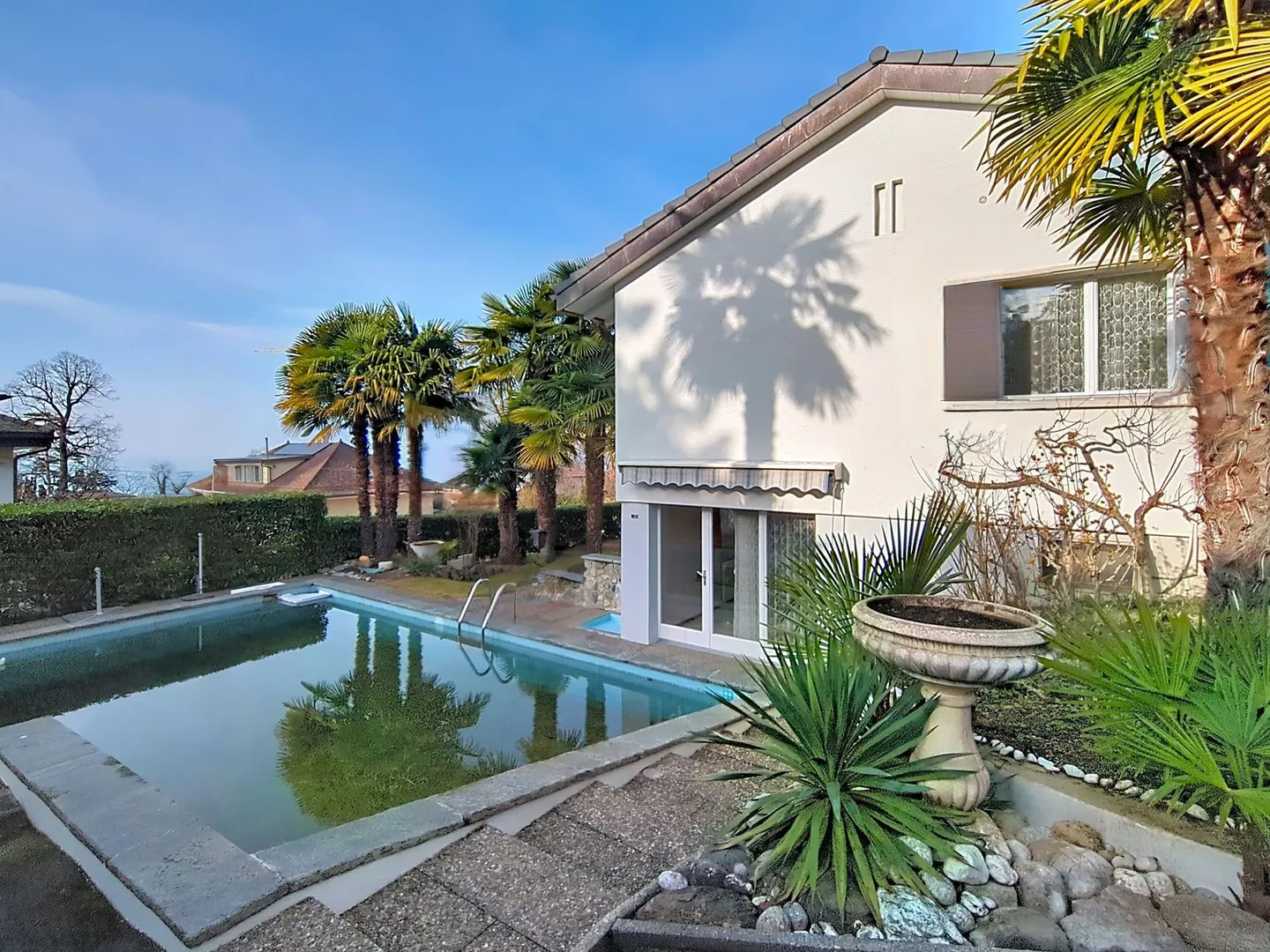 Exklusiv! Einzelvilla mit 7 Zimmern, Garten, Pool und Blick auf den See und die Berge - Foto 3 von 16