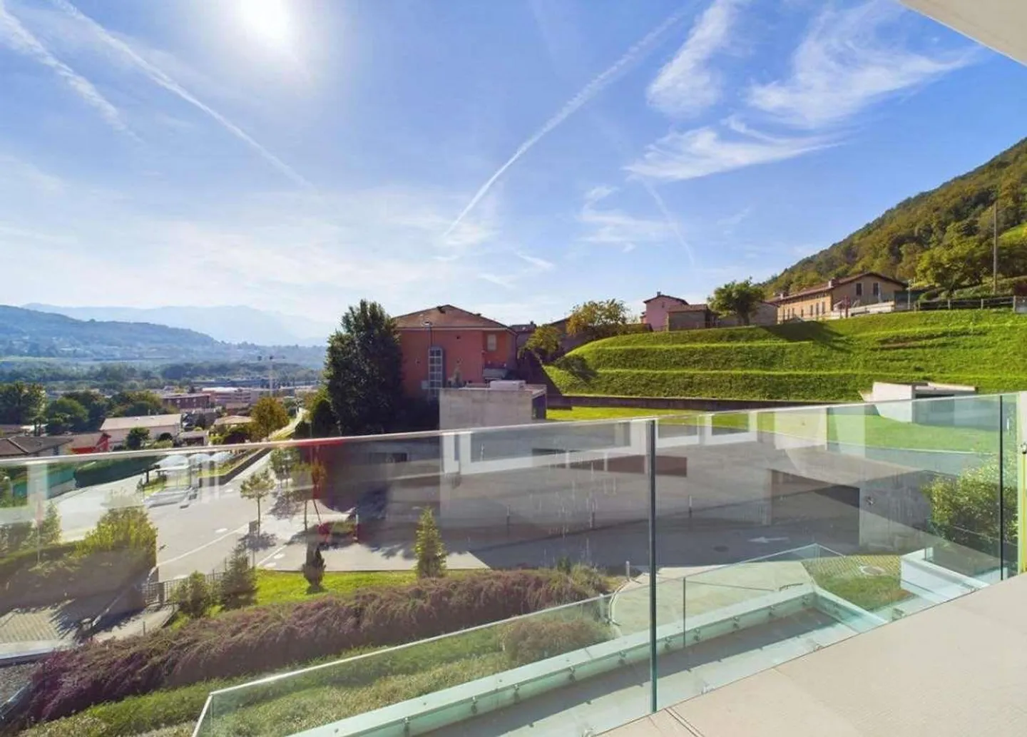 Appartement moderne avec terrasse et vue panoramique - Photo 4 sur 13