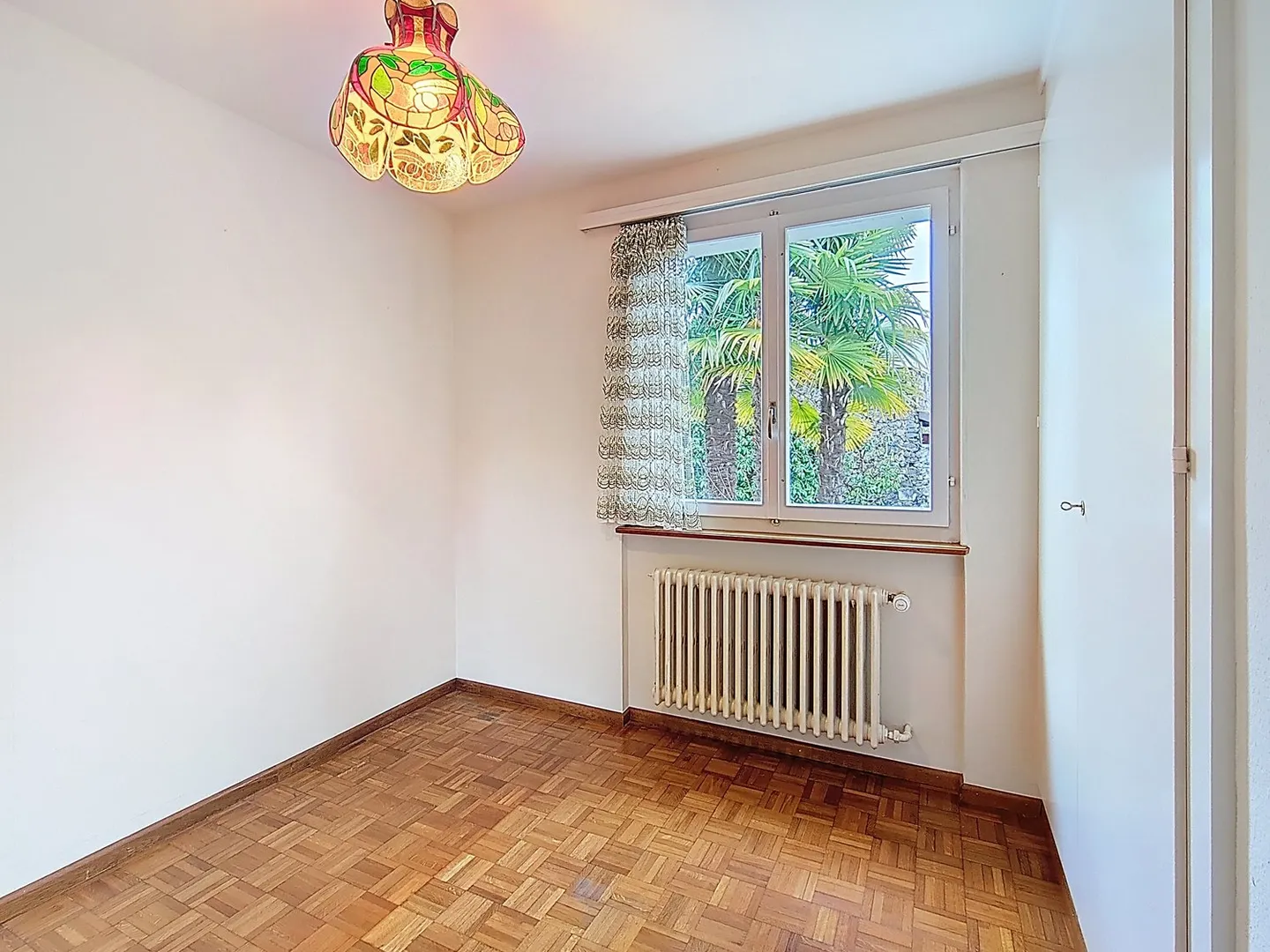 Exklusiv! Einzelvilla mit 7 Zimmern, Garten, Pool und Blick auf den See und die Berge - Foto 8 von 16