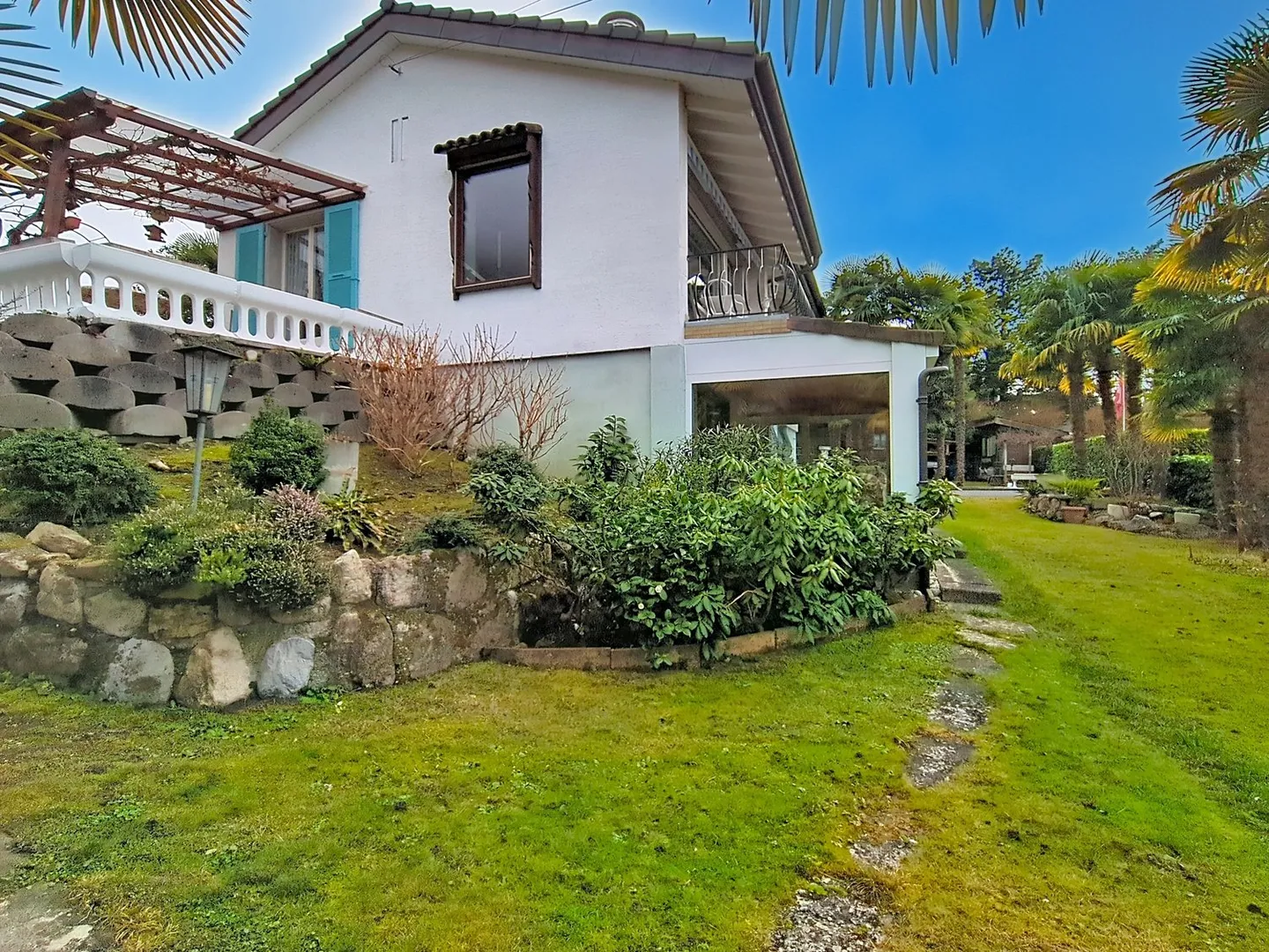 Exklusiv! Einzelvilla mit 7 Zimmern, Garten, Pool und Blick auf den See und die Berge - Foto 12 von 16