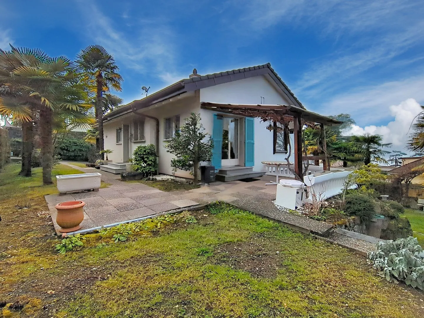 Exklusiv! Einzelvilla mit 7 Zimmern, Garten, Pool und Blick auf den See und die Berge - Foto 13 von 16