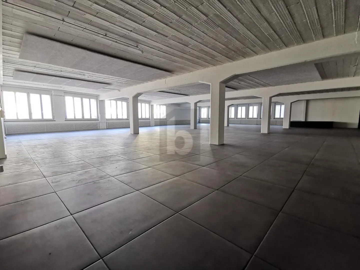 ZENTRALE LAGE, VIELE NUTZUNGSMÖGLICHKEITEN - Foto 1 von 6