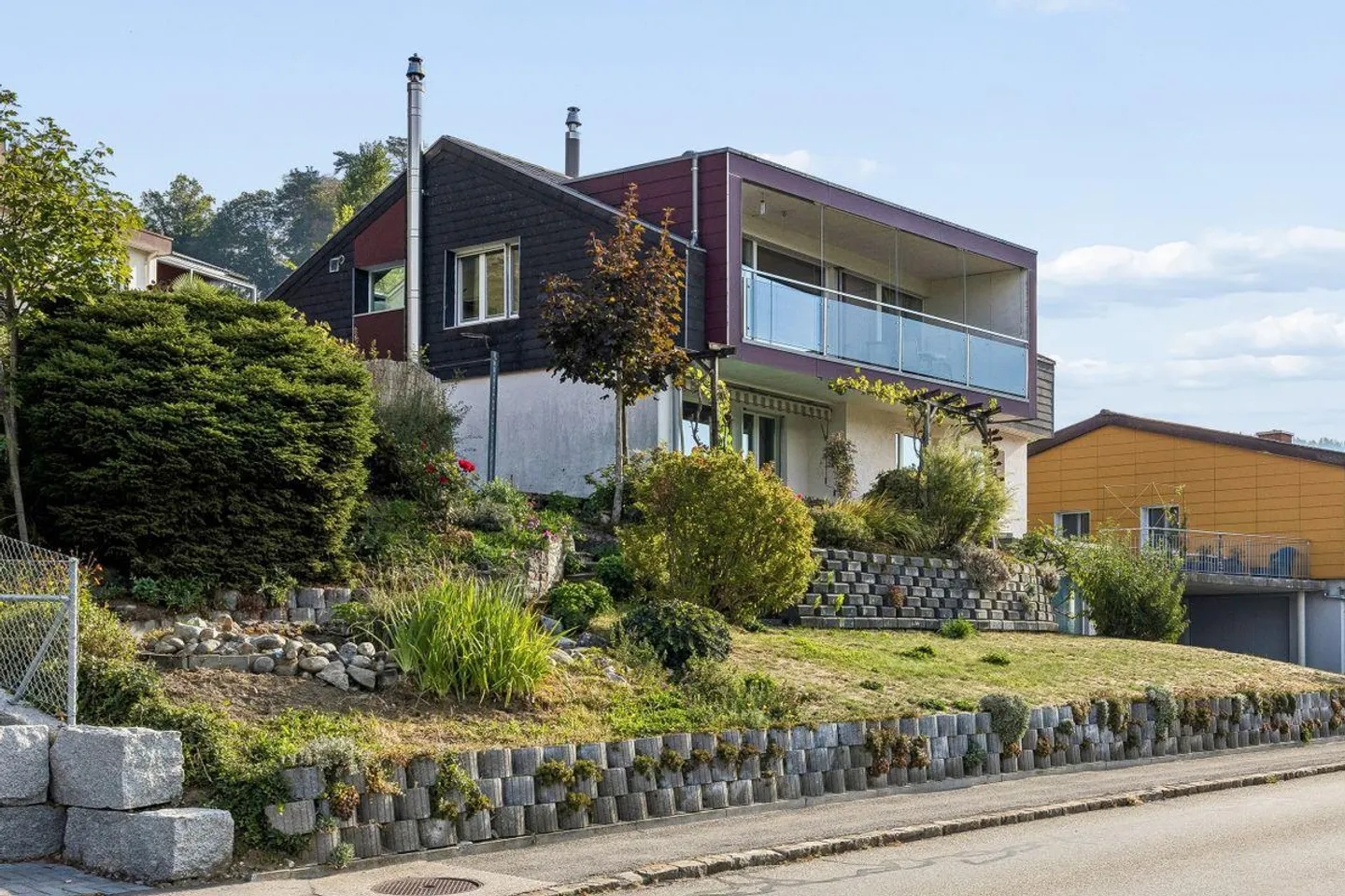 Vivere in campagna con vista: Casa residenziale flessibile con spazio commerciale e potenziale di espansione - Foto 1 di 13