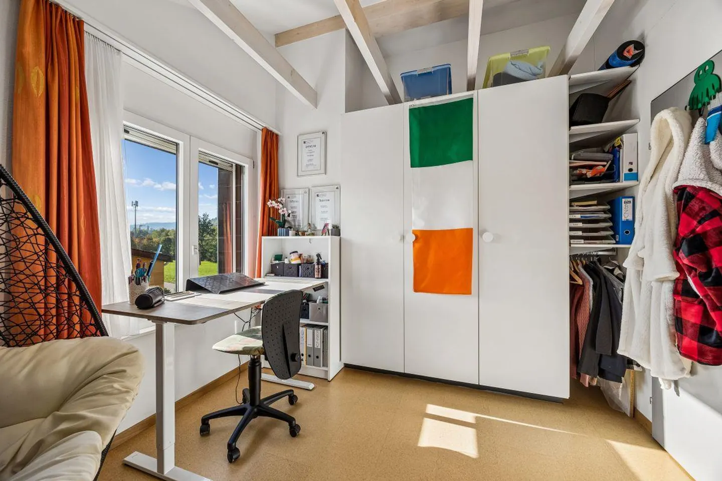 Vivere in campagna con vista: Casa residenziale flessibile con spazio commerciale e potenziale di espansione - Foto 4 di 13
