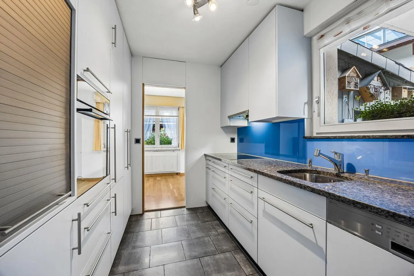 Vivere in campagna con vista: Casa residenziale flessibile con spazio commerciale e potenziale di espansione - Foto 9 di 13