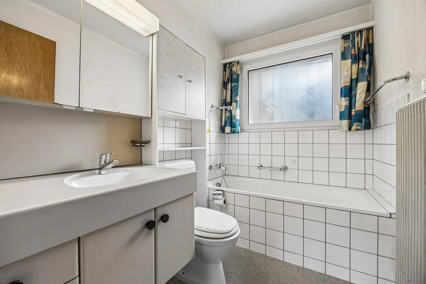 Vivere in campagna con vista: Casa residenziale flessibile con spazio commerciale e potenziale di espansione - Foto 12 di 13