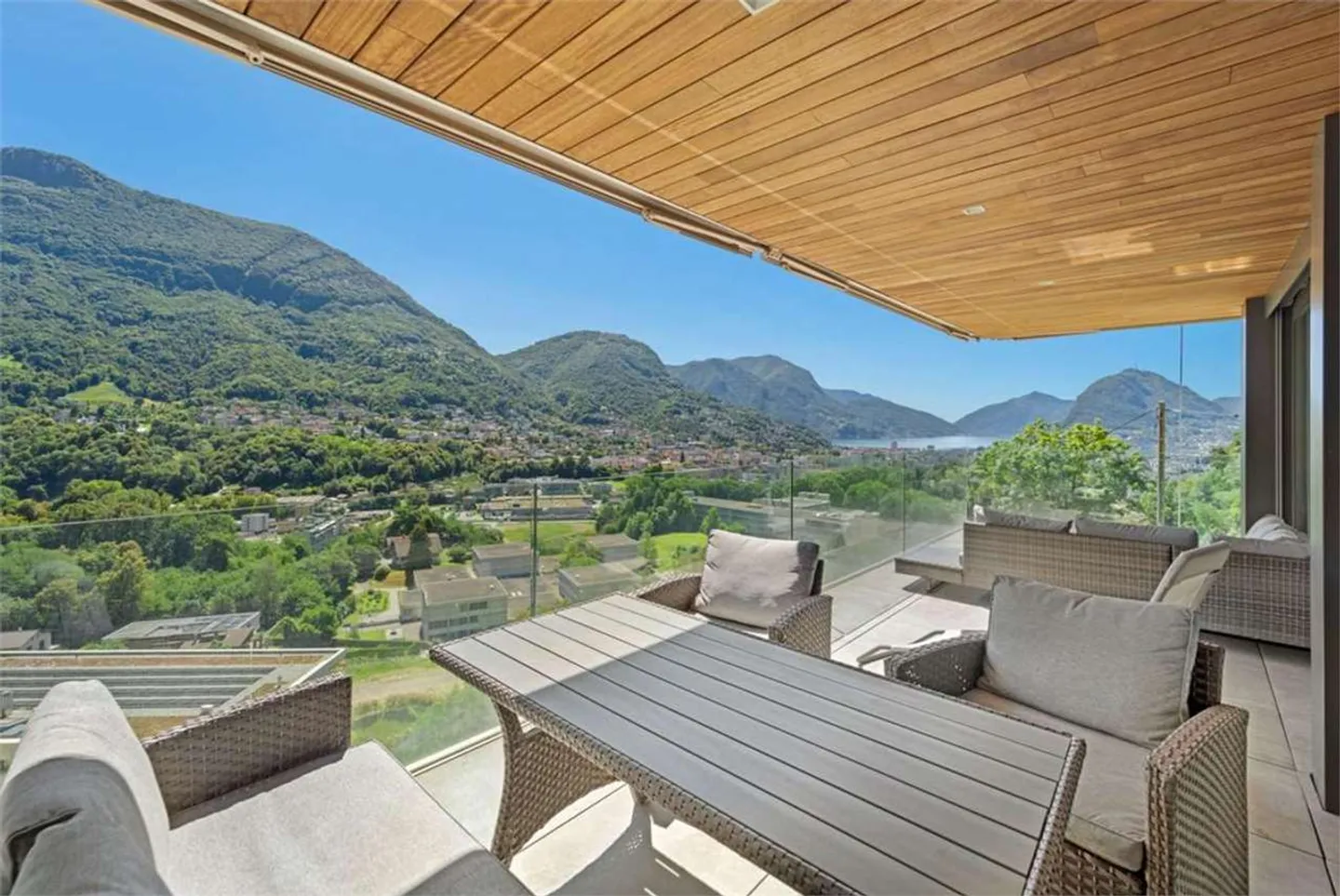 Appartamento con 3,5 stanze, arredato, con terrazza e vista lago - Foto 1 di 13