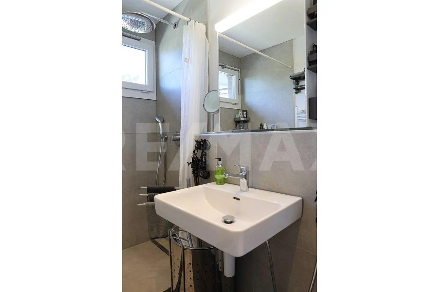 Esclusivo appartamento attico di 3,5 stanze con terrazza sul tetto a Reinach (BL) - Foto 8 di 13