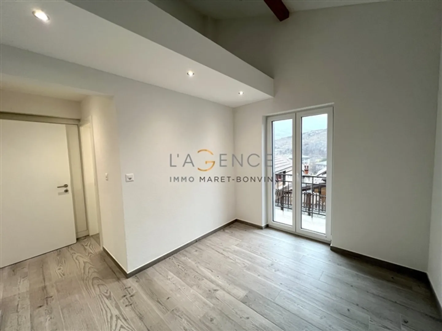 «RENOVIERTES GEBÄUDE MIT ZWEI WOHNUNGEN» - Foto 4 von 12