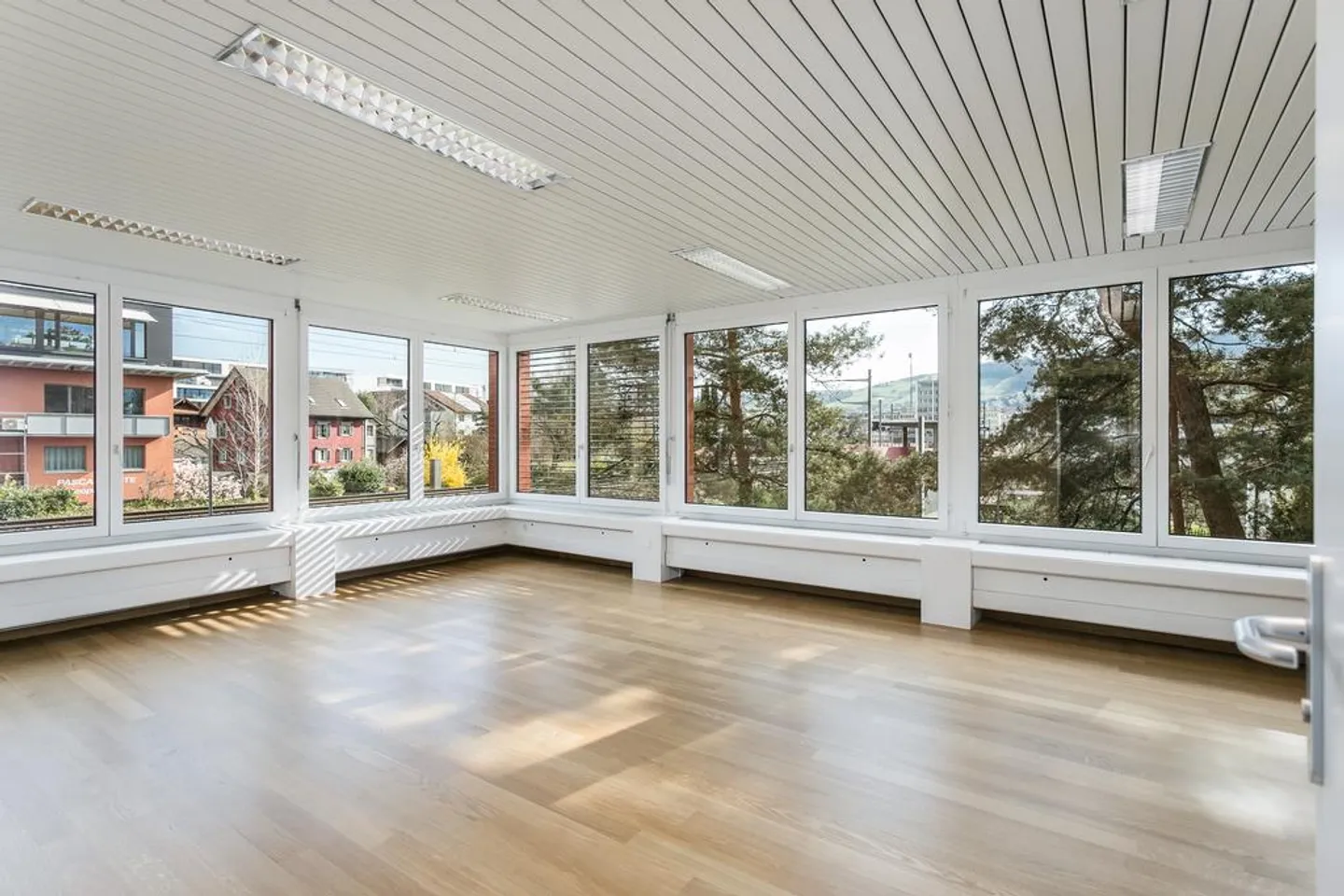 Spazio ufficio vicino al lago - centrale e ben collegato - Foto 3 di 6