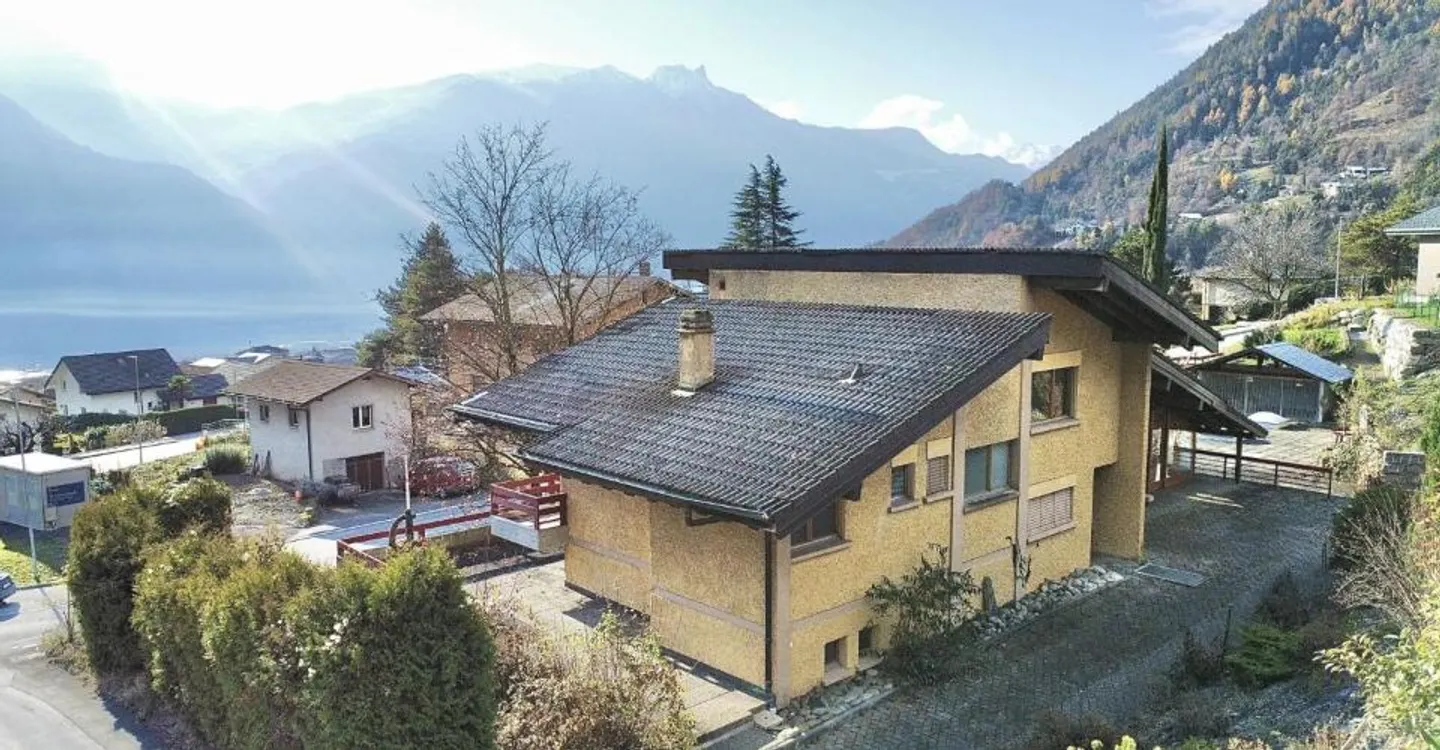 Large house with a lot of potential in Chamoson - Photo 2 of 11