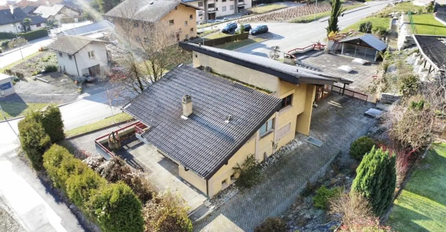 Large house with a lot of potential in Chamoson - Photo 3 of 11