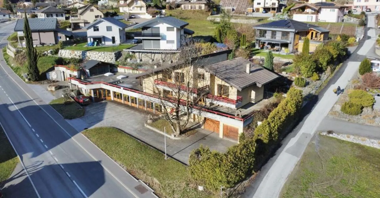 Large house with a lot of potential in Chamoson - Photo 1 of 11