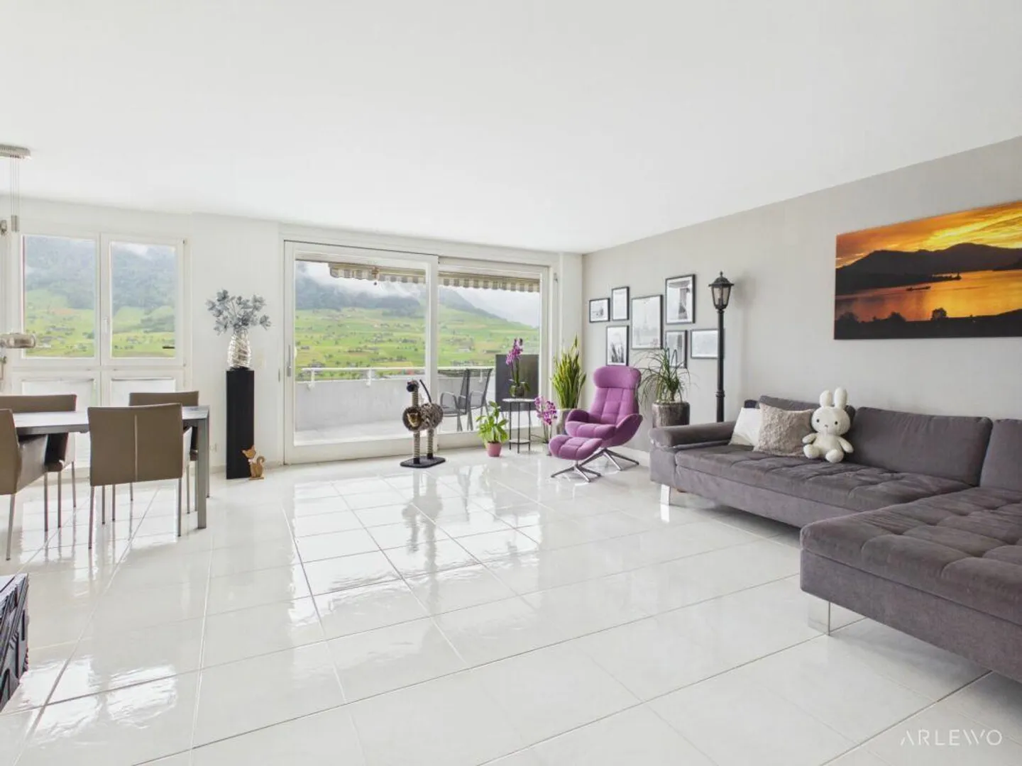 Living comfort with charm and plenty of space for the family - Photo 3 of 9