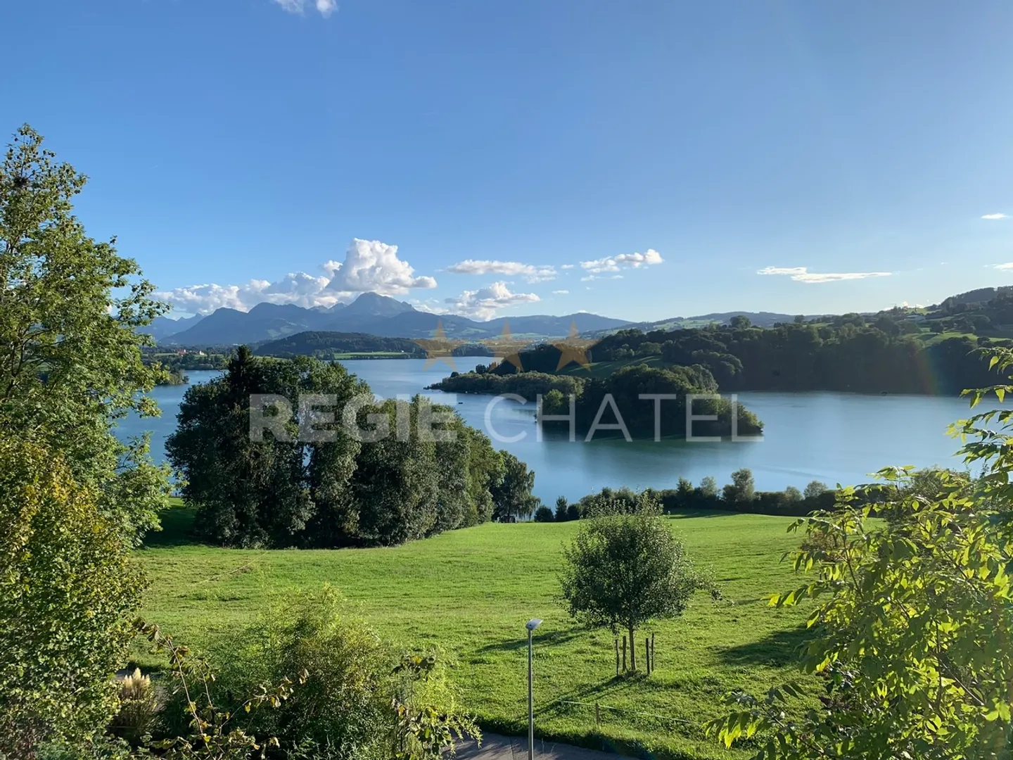 Charmantes Chalet mit atemberaubendem Seeblick - Foto 2 von 8