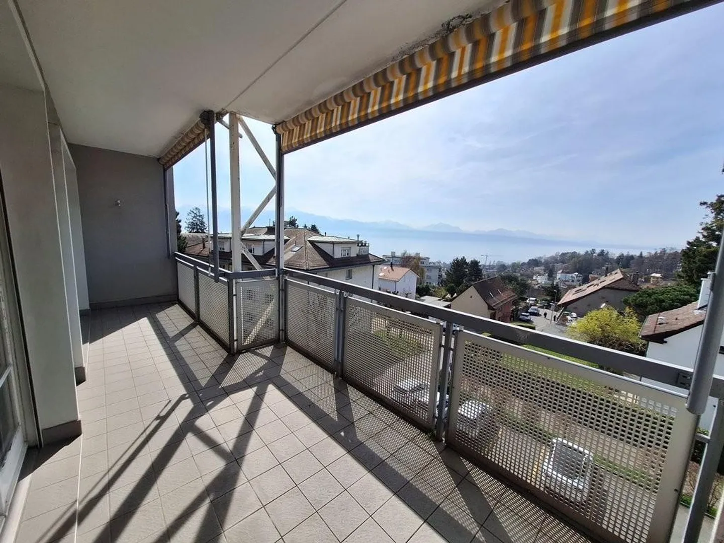 Appartement Charmant avec Vue sur le Lac - Photo 1 sur 11