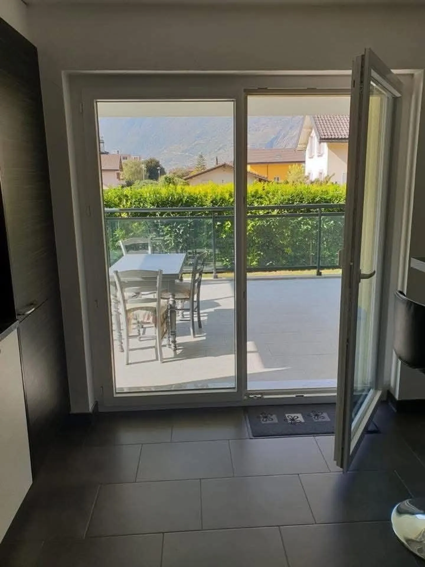 4,5p nach Süden ausgerichtet Saxon mit privatem Garten und 130 m2 Terrasse - Foto 4 von 8