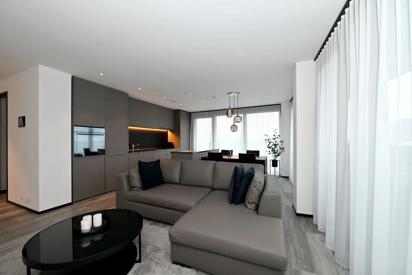 Three Point - Stylishly furnished 2.5-room apartment - Photo 2 of 9