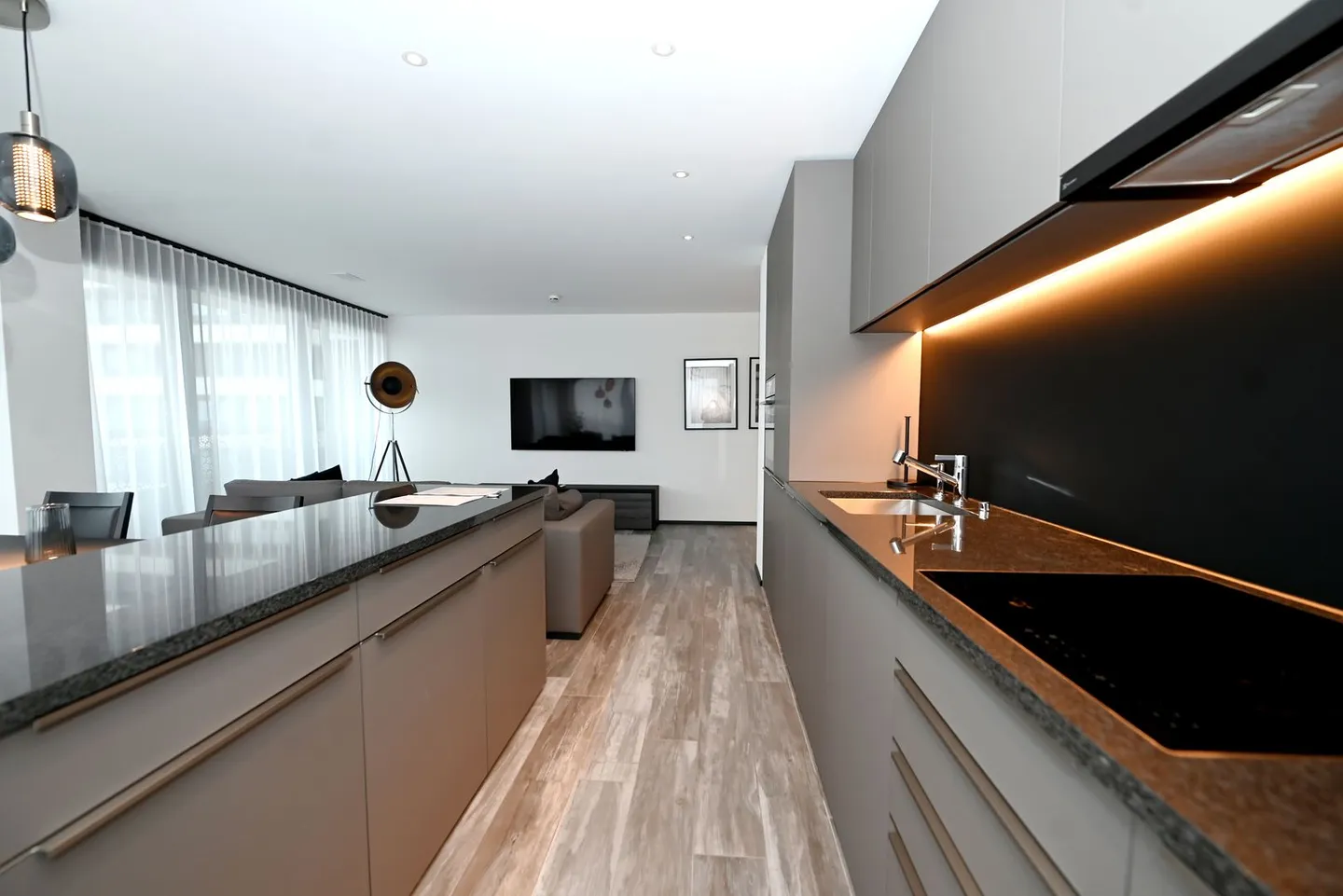 Three Point - Stylishly furnished 2.5-room apartment - Photo 3 of 9